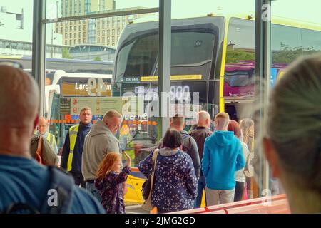 Glasgow, Scotland, UK 6th August, 2022. Edinburgh festival travel chaos as queen street station for full for the train as Buchanan street bus station saw queues around the block for the first Saturday of the festival. This is buchanan street bus station.  As one employee said this is unusual as there are four things happening in Edinburgh today . Credit Gerard Ferry/Alamy Live News Stock Photo