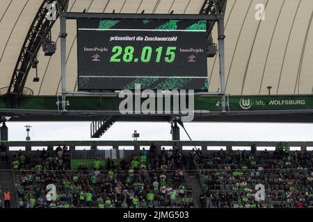 Wolfsburg, Germany. 06th Aug, 2022. Soccer, Bundesliga, VfL Wolfsburg - SV Werder Bremen, Matchday 1, Volkswagen Arena. The number of spectators is shown on a video screen. Credit: Swen Pförtner/dpa - IMPORTANT NOTE: In accordance with the requirements of the DFL Deutsche Fußball Liga and the DFB Deutscher Fußball-Bund, it is prohibited to use or have used photographs taken in the stadium and/or of the match in the form of sequence pictures and/or video-like photo series./dpa/Alamy Live News Stock Photo