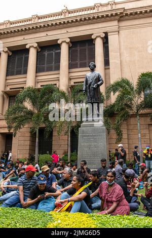 COLOMBO, SRI LANKA: 9th July 2022: Peaceful protestors sit in grounds of Presidential Secretariat building during mass protest of rising inflation. Stock Photo