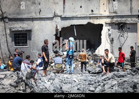 Gaza, Palestine. 05th Aug, 2022. Palestinians inspect a damage building caused by an Israeli air strike in Sheikh Acleyn neighborhood in Gaza. The Israeli military launched deadly strikes against what it said were Islamic Jihad targets in Gaza as tensions continue to rise between Israel and Palestinian militant groups. Credit: SOPA Images Limited/Alamy Live News Stock Photo