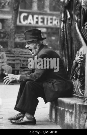 Yawning Man sitting in Union Square Park, New York City, New York, USA, Angelo Rizzuto, Anthony Angel Collection, October 1953 Stock Photo