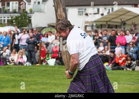Dundonald, UK. 06th Aug, 2022. For the first time after the covid restrictions were lifted, the village of Dundonald, Ayrshire, hosted its annual Highland games with the usual entertainment of pipe bands, highland dancing competitions, the 'heavy' games including tossing the caber and a number of competitions for children including fancy dress and tug-o'-war. It was estimated that over 10,000 spectators turned out and it was the best attendance in its history. Credit: Findlay/Alamy Live News Stock Photo