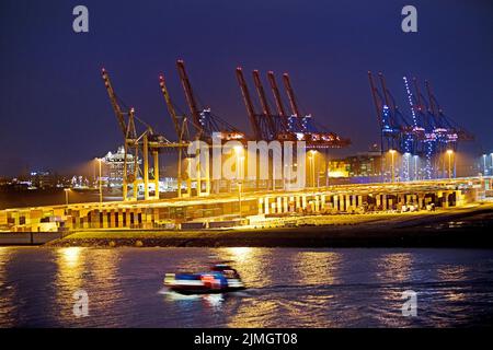 Loading cranes at the container terminal in Tollerort in the evening, Port of Hamburg, Germany Stock Photo