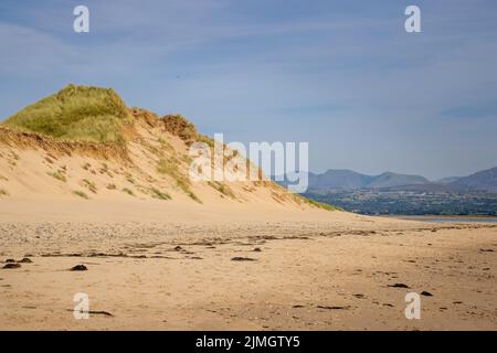 The sand dunes of Newborough Warren and Snowdonia Mountains, Isle of Anglesey, North Wales Stock Photo