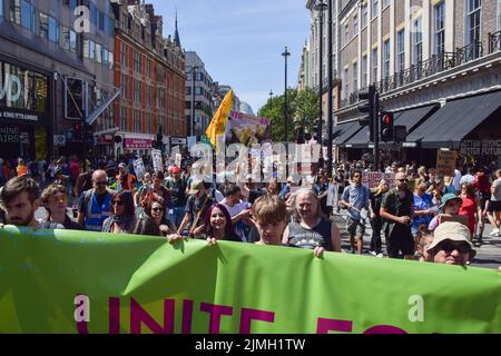 London, UK. 6th August 2022. Protesters march through Oxford Street. Thousands of people marched through central London in support of animal rights and veganism, and called for an end to speciesism and all forms of animal exploitation. Credit: Vuk Valcic/Alamy Live News Stock Photo