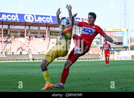 STVV's Gianni Bruno and Kortrijk's Aleksandar Radovanovic fight for the ball during a soccer match between KV Kortrijk and Sint-Truiden VV, Saturday 06 August 2022 in Kortrijk, on day 3 of the 2022-2023 'Jupiler Pro League' first division of the Belgian championship. BELGA PHOTO DAVID CATRY Stock Photo