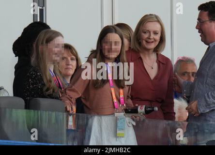 EDITORS NOTE Children's faces have been pixelated as the PA Picture Desk has been unable to gain the necessary permission to photograph a child under 16. Liz Truss at Alexander Stadium to watch the athletics, with her daughters Frances, 16, and Liberty, 13, on day nine of the 2022 Commonwealth Games in Birmingham. Picture date: Saturday August 6, 2022. Stock Photo