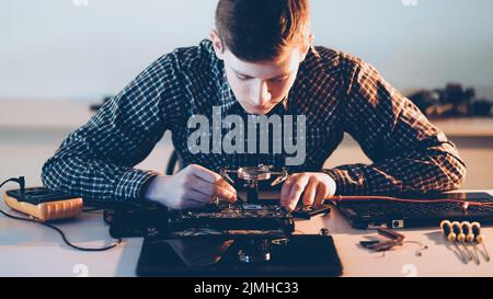 repair shop computer maintenance engineer laptop Stock Photo