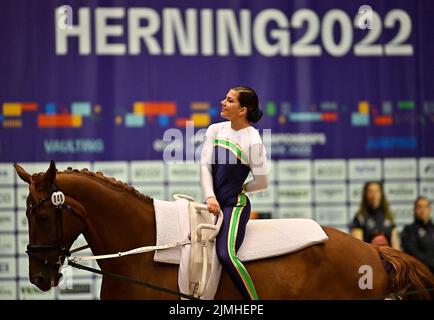 Herning, Denmark. 06th Aug, 2022. World Equestrian Games. Jyske Bank Boxen Stadium. Sabine Osmotherly (AUS) during the FEI world squad vaulting championship. Credit: Sport In Pictures/Alamy Live News Stock Photo