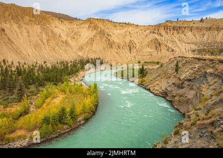 The Chilcotin River flowing through the massive sand dunes in Farwell Canyon Stock Photo