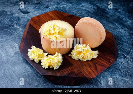 https://l450v.alamy.com/450v/2jmhwx3/traditional-tete-de-moine-aged-mountain-cheese-of-the-alps-served-on-a-wooden-design-board-2jmhwx3.jpg