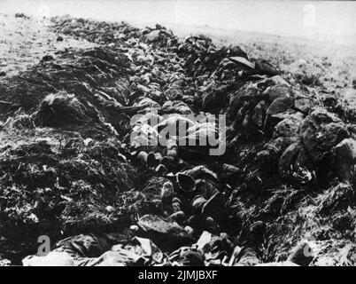 British casualties lie dead on the battlefield after the Battle of Spion Kop, 24 January 1900. Stock Photo