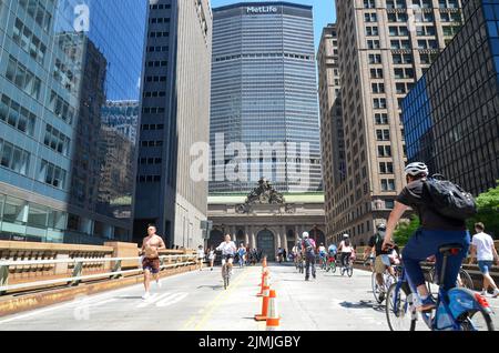 New York, NY, USA. 6th Aug, 2022. New Yorkers are seen walking and biking around Park Avenue during car free 'Summer Streets'' along Park Avenue in New York City. (Credit Image: © Ryan Rahman/Pacific Press via ZUMA Press Wire) Stock Photo