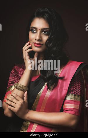 Beautiful Indian woman wearing traditional sari dress Stock Photo - Alamy