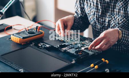 tech service computer diagnostics engineer laptop Stock Photo