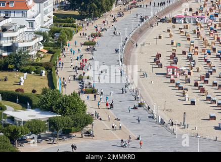 07 August 2022, Schleswig-Holstein, Lübeck: Participants of the Holstentorturnier and strollers can be seen on the beach promenade. The Holsten Gate Tournament is considered the largest German boules tournament. Photo: Georg Wendt/dpa Stock Photo