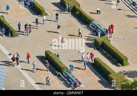 07 August 2022, Schleswig-Holstein, Lübeck: Participants of the Holstentorturnier can be seen on the beach promenade. The Holstentorturnier is considered the largest German boules tournament. Photo: Georg Wendt/dpa Stock Photo