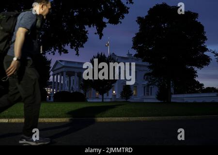 The North Portico of the White House is seen at dawn on August 7, 2022 in Washington, DC. President Joe Biden is traveling to Rehoboth Beach, Delaware, after he tested negative from COVID 19. (Photo by Oliver Contreras/Pool/Sipa USA) Stock Photo