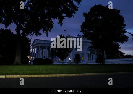 The North Portico of the White House is seen at dawn on August 7, 2022 in Washington, DC. President Joe Biden is traveling to Rehoboth Beach, Delaware, after he tested negative from COVID 19. (Photo by Oliver Contreras/Pool/Sipa USA) Stock Photo