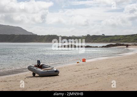 Boat on the beach at Porthdinllaen near Morfa Nefyn, Lleyn Peninsula, North Wales. Stock Photo