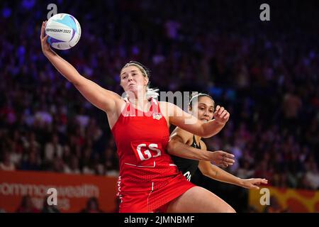 England's Eleanor Cardwell (left) and New Zealand's Phoenix Karaka battle for the ball during Netball - Bronze Medal at Alexander Stadium on day ten of the 2022 Commonwealth Games in Birmingham. Picture date: Sunday August 7, 2022. Stock Photo