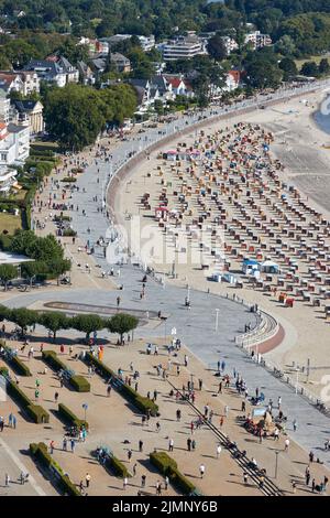 07 August 2022, Schleswig-Holstein, Lübeck: Participants of the Holstentorturnier and strollers can be seen on the beach promenade. The Holsten Gate Tournament is considered the largest German boules tournament. Photo: Georg Wendt/dpa Stock Photo