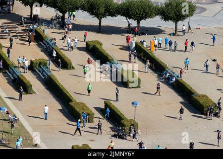 07 August 2022, Schleswig-Holstein, Lübeck: Participants of the Holstentorturnier can be seen on the beach promenade. The Holstentorturnier is considered the largest German boules tournament. Photo: Georg Wendt/dpa Stock Photo