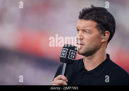 07 August 2022, North Rhine-Westphalia, Cologne: Soccer: Bundesliga, 1st FC Cologne - FC Schalke 04, Matchday 1, RheinEnergieStadion. Michael Ballack, former soccer player and now an expert on the pay TV channel DAZN, speaks into the microphone before the match. Photo: Marius Becker/dpa - IMPORTANT NOTE: In accordance with the requirements of the DFL Deutsche Fußball Liga and the DFB Deutscher Fußball-Bund, it is prohibited to use or have used photographs taken in the stadium and/or of the match in the form of sequence pictures and/or video-like photo series. Stock Photo