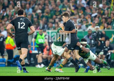 Mbombela, Nelspruit, South Africa. 6th August, 2022. Beauden Barett tackled by Springbok Captain Siya Kolisi during the Rugby Championship international rugby match between South Africa and New Zealand at the Mbombela Stadium on 6 August 2020 Credit: AfriPics.com/Alamy Live News Stock Photo