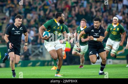 Mbombela, Nelspruit, South Africa. 6th August, 2022. Lukhanyo Am breaks wit hte ball A fiercly contested loose ball during the Rugby Championship international rugby match between South Africa and New Zealand at the Mbombela Stadium on 6 August 2020 Credit: AfriPics.com/Alamy Live News Stock Photo