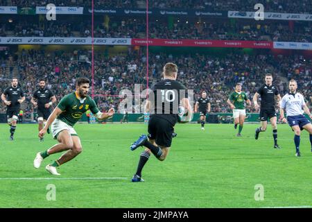 Mbombela, Nelspruit, South Africa. 6th August, 2022. Beauden Barett makes a break during the Rugby Championship international  match between South Africa and New Zealand at the Mbombela Stadium on 6 August 2020 Credit: AfriPics.com/Alamy Live News Stock Photo