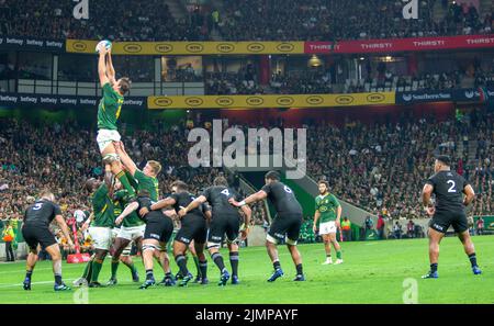 Mbombela, Nelspruit, South Africa. 6th August, 2022. Eben Etzebeth takes a line-out ball during the  Rugby Championship international match between South Africa and New Zealand at the Mbombela Stadium on 6 August 2020 Credit: AfriPics.com/Alamy Live News Stock Photo