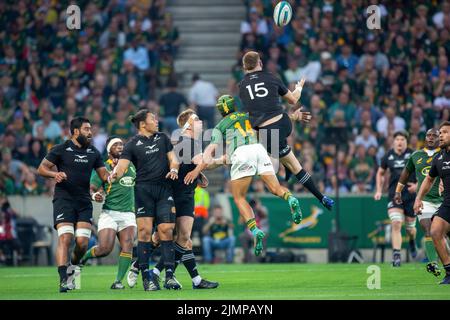 Mbombela, Nelspruit, South Africa. 6th August, 2022. Jordie Barett adn Kurt-Lee Arendse contest an aerial ball during the Rugby Championship international  match between South Africa and New Zealand at the Mbombela Stadium on 6 August 2020 Credit: AfriPics.com/Alamy Live News Stock Photo