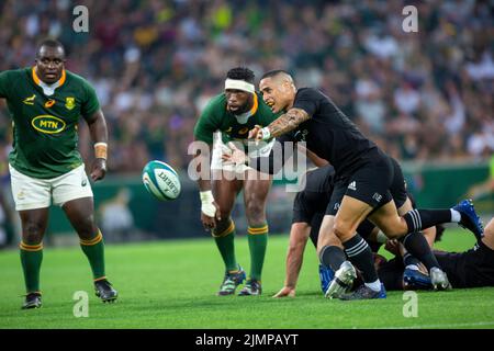 Mbombela, Nelspruit, South Africa. 6th August, 2022. Aaron Smith passes the ball with Kolisi and Trevor Nyakane looking on during the Rugby Championship international match between South Africa and New Zealand at the Mbombela Stadium on 6 August 2020 Credit: AfriPics.com/Alamy Live News Stock Photo