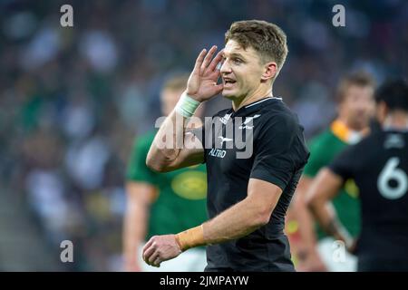 Mbombela, Nelspruit, South Africa. 6th August, 2022. Beauden Barett passing instructions to the line during the Rugby Championship international rugby match between South Africa and New Zealand at the Mbombela Stadium on 6 August 2020 Credit: AfriPics.com/Alamy Live News Stock Photo