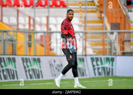 Vicenza, Italy. 06th Aug, 2022. Milan's Mike Maignan portrait during LR Vicenza vs AC Milan, friendly football match in Vicenza, Italy, August 06 2022 Credit: Independent Photo Agency/Alamy Live News Stock Photo