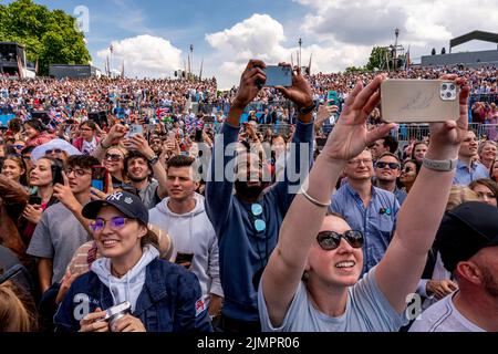 Crowds Of People Watch The Flypast Outside Buckingham Palace During The Queen's Platinum Jubilee Celebrations, London, UK. Stock Photo