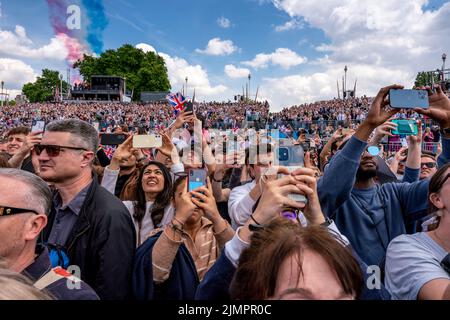 Crowds Of People Watch The Flypast Outside Buckingham Palace During The Queen's Platinum Jubilee Celebrations, London, UK. Stock Photo