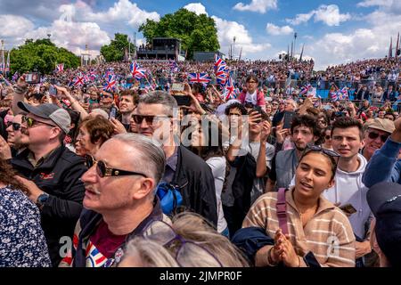 Crowds Of People Watch The Flypast Outside Buckingham Palace During The Queen's Platinum Jubilee Celebrations, London, UK. Stock Photo