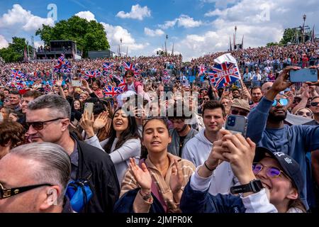 Crowds Of People Watch The Flypast Outside Buckingham Palace During The Queen's Platinum Jubilee Celebrations, London, UK. Stock Photo