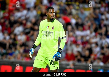 Vicenza, Italy. 06th Aug, 2022. Milan's Mike Maignan portrait during LR Vicenza vs AC Milan, friendly football match in Vicenza, Italy, August 06 2022 Credit: Independent Photo Agency/Alamy Live News Stock Photo