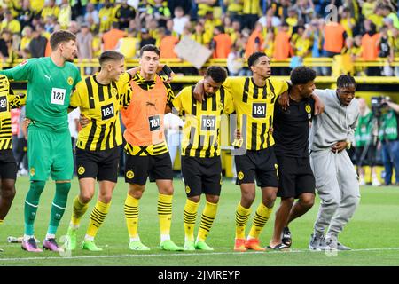 Dortmund, Deutschland. 10th Sep, 2021. From left to right goalwart Gregor KOBEL (DO), Nico SCHLOTTERBECK (DO), Giovanni REYNA (DO), Donyell MALEN (DO), Jude BELLINGHAM (DO), Karim ADEYEMI (DO), Jamie BYNOE-GITTENS (DO) are happy about the victory, Soccer 1st Bundesliga, 1st matchday, Borussia Dortmund (DO) - Bayer 04 Leverkusen (LEV) 1: 0, on 08/06/2022 in Dortmund/ Germany. © Credit: dpa/Alamy Live News Stock Photo