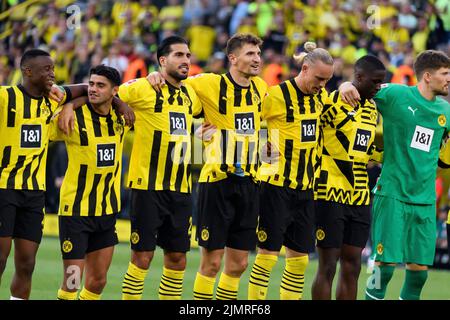 From left to right Soumaila COULIBALY (DO), Mahmoud DAHOUD (DO), Emre CAN (DO), Thomas MEUNIER (DO), Marius WOLF (DO), Abdoulaye KAMARA (DO), goalwart Gregor KOBEL (DO) are happy about the victory, football 1st Bundesliga, 1st matchday, Borussia Dortmund (DO) - Bayer 04 Leverkusen (LEV) 1: 0, on August 6th, 2022 in Dortmund/ Germany. © Stock Photo