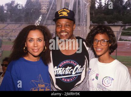 **FILE PHOTO** Roger E. Mosley Has Passed Away. Denise Nicholas with Roger E. Mosley and his daughter Ch'a at the Jackie Joyner Kersee Invitational June 18, 1989. Credit: Ralph Dominguez/MediaPunch Stock Photo