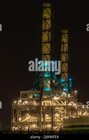 Factory night view of Kawasaki Keihin industrial zone Stock Photo