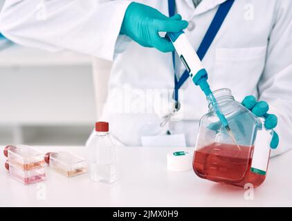 Shes a expert in conducting medical tests. an unrecognizable female scientist using a dropper while conducting an experiment in a laboratory. Stock Photo