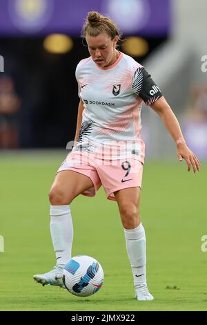 August 7, 2022: Angel City FC midfielder SAVANNAH MCCASKILL (9) sets up a play during the NWSL Orlando Pride vs Angel City FC soccer match at Exploria Stadium in Orlando, Fl on August 7, 2022. (Credit Image: © Cory Knowlton/ZUMA Press Wire) Stock Photo