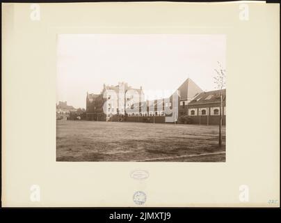 Wieczorek Josef (born 1852), barracks for a telegraph battalion (1906): View Horse stable and cavalry barracks. Photo on paper, 48.9 x 65.9 cm (including scan edges) Stock Photo