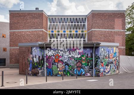 the old building of the elementary school of the school campus Bildungslandschaft Altstadt Nord (BAN) near the Klingelpuetz park, graffiti, Cologne, G Stock Photo