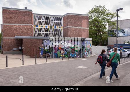 the old building of the elementary school of the school campus Bildungslandschaft Altstadt Nord (BAN) near the Klingelpuetz park, graffiti, Cologne, G Stock Photo